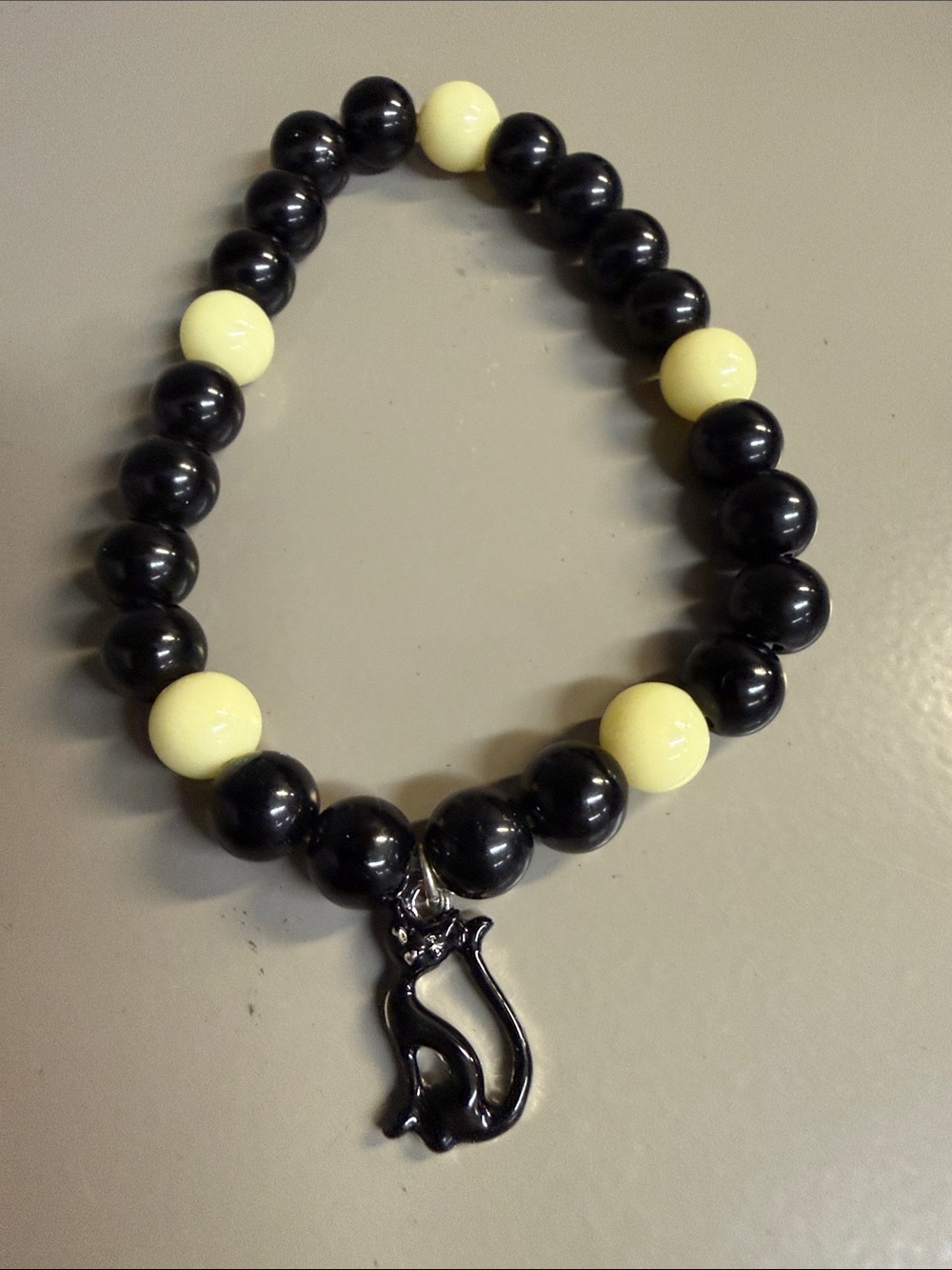 Avon Spooky Nights Halloween Beaded Stretch Bracelet with Black Cat Charm